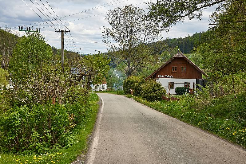 Prkenný Důl u Žacléře lemuje řada chalup.