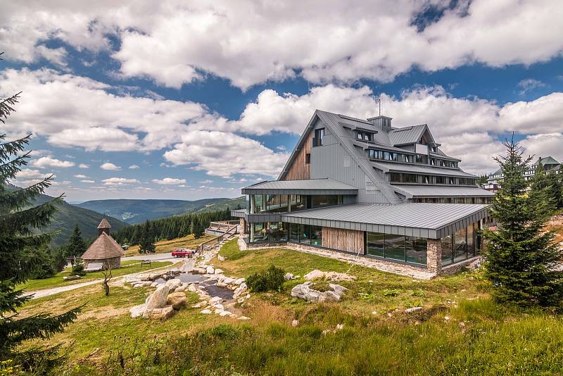 U kapličky v horách velebili Františka Z Assisi