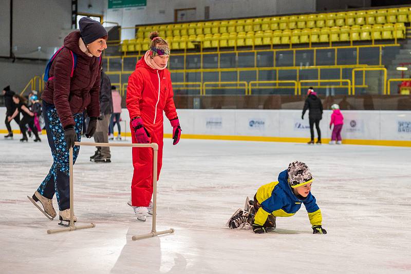 Lidé vyrazili o víkendu na veřejné bruslení v Trutnově na zimní stadion.