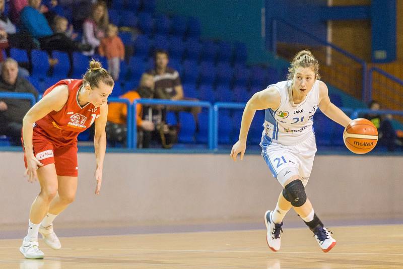 Velká radost po velkém vítězství. Basketbalistky Trutnova vyhrály nad Nymburkem 82:79 po trojce Kateřiny Kozumplíkové v poslední vteřině zápasu.