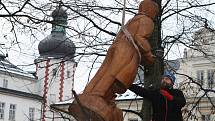 Krkonošský pohádkový betlém bude i letos součástí adventního období ve Vrchlabí. Řezbář Pavel Tryzna umístil do zámeckého parku pomocí jeřábu čtyřicet dřevěných postav a zvířat.