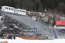 Organizační cvrkot před startem Světového poháru lyžařek vrcholí. Tribuny ve Svatém Petru už v pátek zaplní diváci.