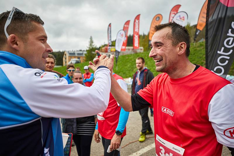 Běžecký maraton NaHoruRun vedl z Trutnova až na Černou horu a dolů do Janských Lázní.