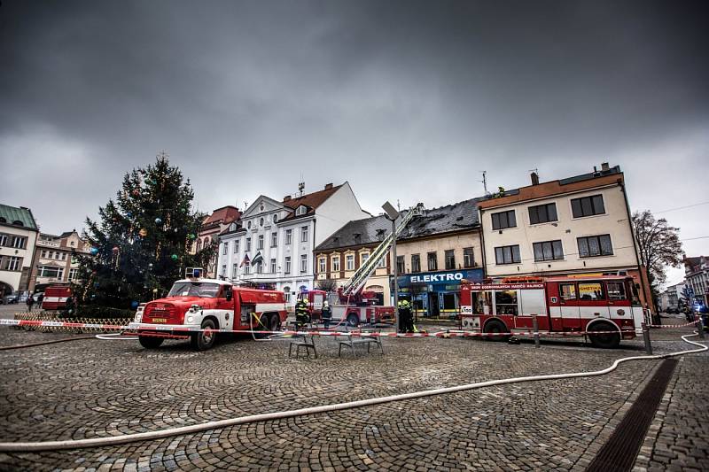 Požár zničil střechu domu na náměstí ve Dvoře Králové nad Labem.