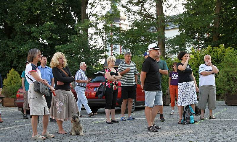 Z úterních protestů proti Andreji Babišovi ve Vrchlabí.