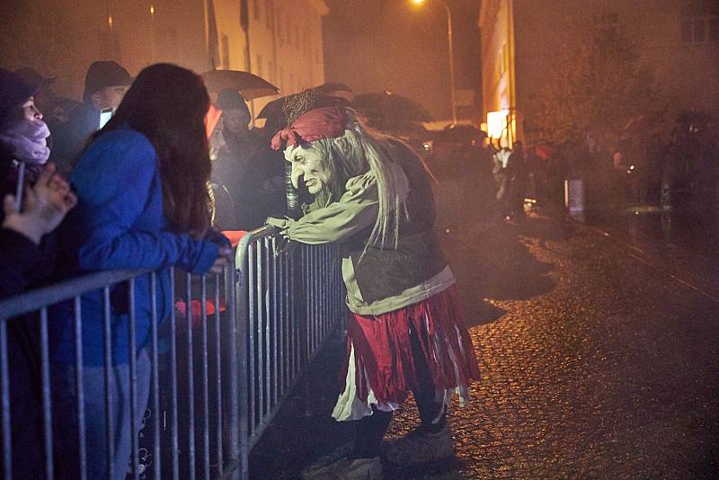 V Trutnově povstal z krkonošských hlubin duch hor Rýbrcoul a přivítal 156 permoníků. Byl z toho český rekord.