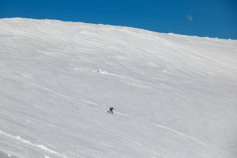 Slunečný víkend přilákal na hřebeny Krkonoš tisíce turistů, do terénu vyrazila řada skialpinistů.