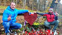 Lidé zapalovali svíčky 17. listopadu na Hrádečku u chalupy Václava Havla.