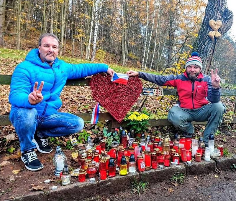 Celou neděli desítky lidí zapalovaly svíčky u chalupy Václava Havla na Hrádečku ve Vlčicích.