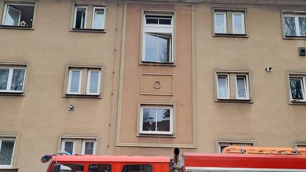 Nedělní požár v bytě v Trutnově v Zámečnické ulici  způsobil uskladněný akumulátor od elektrokola.