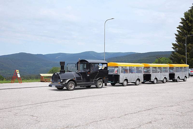 Turistický vláček Bubáček již třetím rokem přepravuje pasažéry po Vrchlabí a na horských trasách na Benecko a Strážné.
