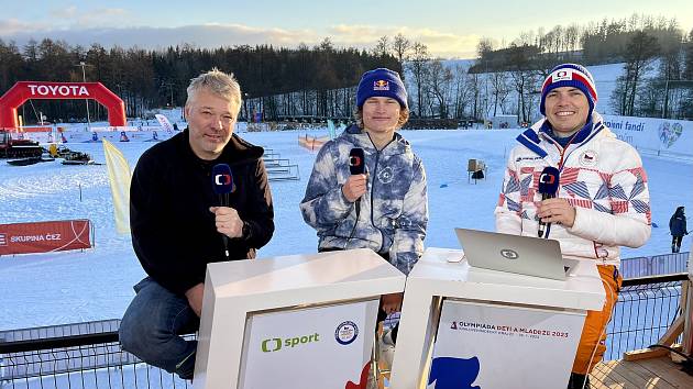 Do studia České televize dorazilo při Olympiádě dětí a mládeže několik významných hostů. Tomáš Budka v něm uvítal například lyžařského trenéra Tomáše Banka (vlevo) a snowboardistu Jakuba Hroneše.