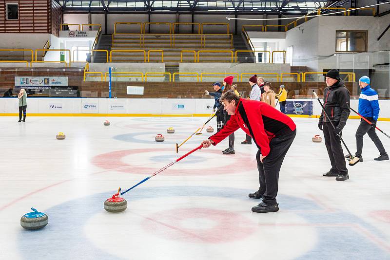 Na zimním stadionu v Trutnově se hrál v sobotu Krkonošský pohár v curlingu.