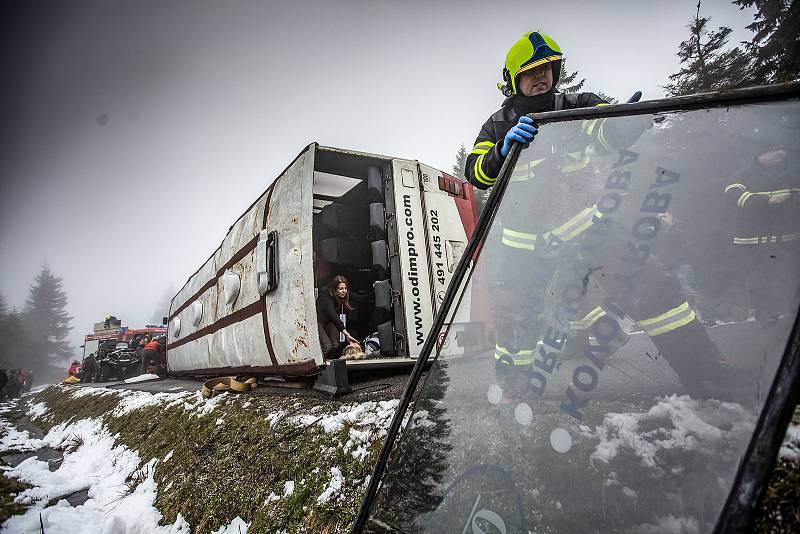 Na úzké silnici na hřebenech Krkonoš ležel převrácený autobus...