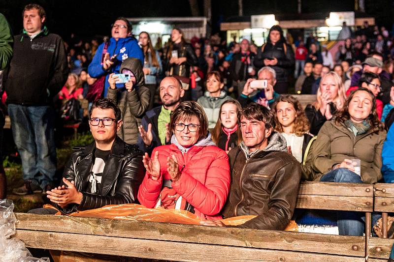 Koncert kapely Chinaski v Trutnově na Bojišti.