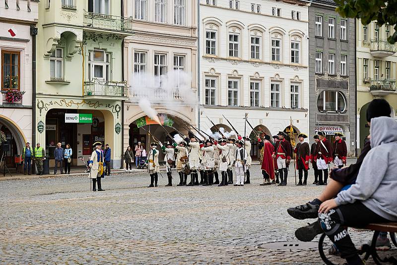 Na Krakonošově náměstí v Trutnově se představily armády rakousko-saská a pruská, které bojovaly v bitvě u Žďáru v roce 1745.