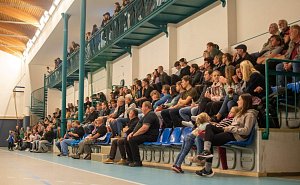 Východočeské derby přitáhlo do sportovní haly při ZŠ Strž dvě stovky diváků. Domácí před vlastním publikem prohráli v této sezoně vůbec poprvé.