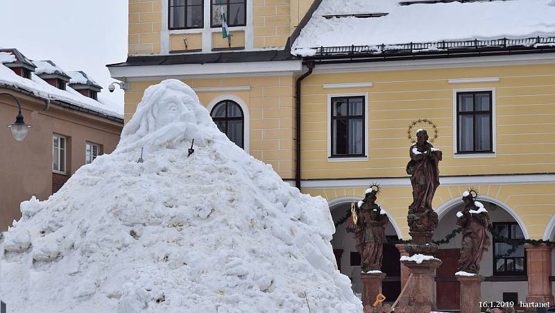 SNĚHOVÁ NADÍLKA umožňuje stavbu Krakonoše na jilemnickém náměstí. Do sochání se ve středu pustil jako již tradičně výtvarník Josef Dufek s pomocníky.