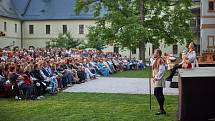 Prostředí barokního areálu hospitálu Kuks se proměnilo v jeviště muzikálu Noc na Karlštejně.