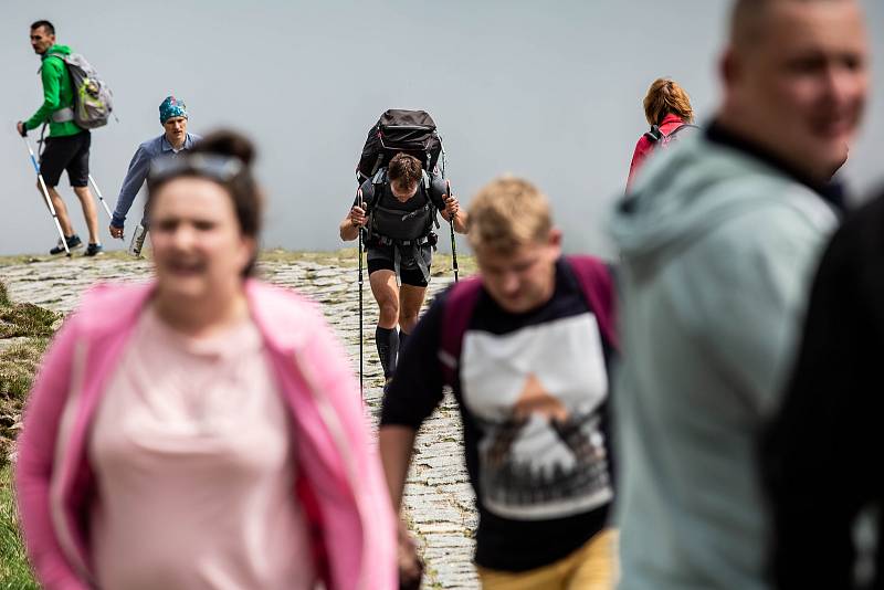 Závod horských nosičů Sněžka Sherpa Cup 2019 z Pece pod Sněžkou na vrchol nejvyšší české hory.