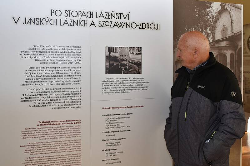 Jan Hainiš z Janských Lázní má unikátní sbírku pohlednic a fotografií lázeňského střediska, ale také historických lyží a saní.