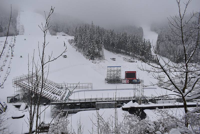 Tady se měl hrát hokej pod širým nebem při Winter Hockey Games. Tribuny a ledová plocha vyrostly ve Špindlerově Mlýně v areálu Svatý Petr.