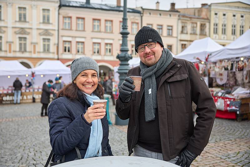 V Trutnově na Krakonošově náměstí začaly v pátek 9. prosince vánoční trhy. Potrvají do 23. prosince.