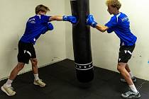 Fotbalový starší žák Dominik Kondělka a hokejový dorostenec Jan Waldhauser dostávají už přes měsíc zabrat v unikátním projektu Victoryon.