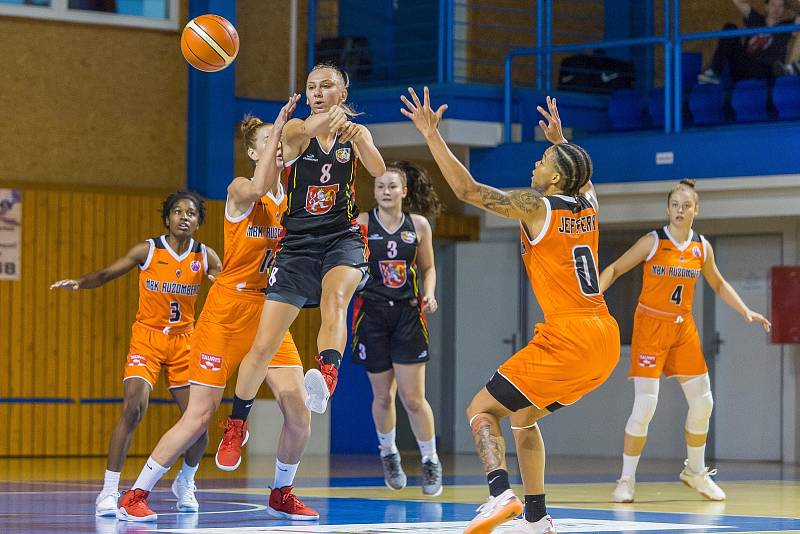 Z finálového duelu Ružomberok - Hradec Králové při basketbalovém turnaji O pohár města Trutnova.