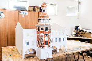 Park miniatur v polských Kowarech dokončuje model radnice v Hostinném.