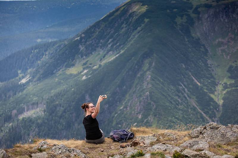 S vysokou návštěvností nejvyšší hory České republiky se pojí i problémy. Stovky turistů porušují zákaz vstupu a piknikují hned za cedulemi se zákazem.