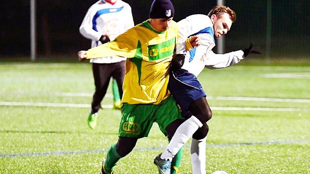 GENERÁLKA. V posledním přípravném utkání fotbalisté Týniště nad Orlicí prohráli v Dobrušce 0:3. Na snímku Adam Tomášek (vlevo) bojuje o míč s domácím Jakubem Mikušíkem.