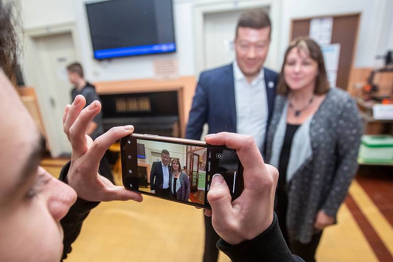 Místopředseda Poslanecké sněmovny Tomio Okamura řešil v Úpici se starostou Petrem Hronem a ředitelem ZŠ Úpice-Lány Petrem Kalouskem problematickou situaci s nepřizpůsobivými občany.