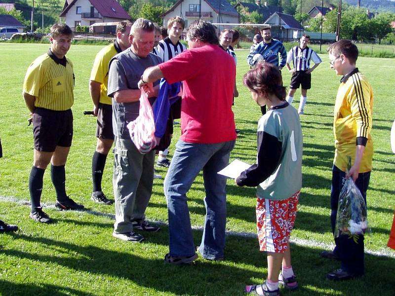 Trenér lánovských fotbalistů Milan Mihok (vlevo) oslavil v sobotu 75. narozeniny.