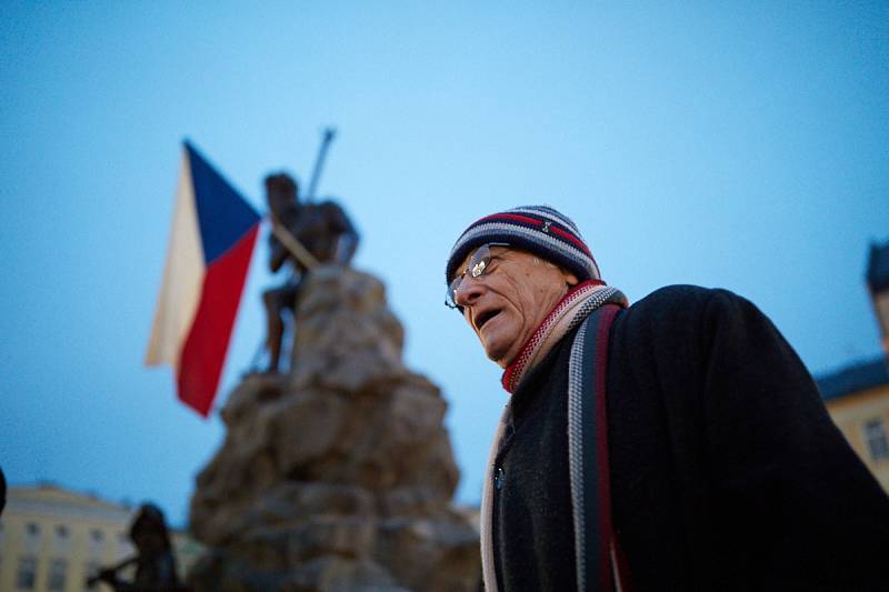 PROTEST PROTI ZDEŇKU ONDRÁČKOVI proběhl dnes (v pondělí) i v "jeho" Město Trutnov.