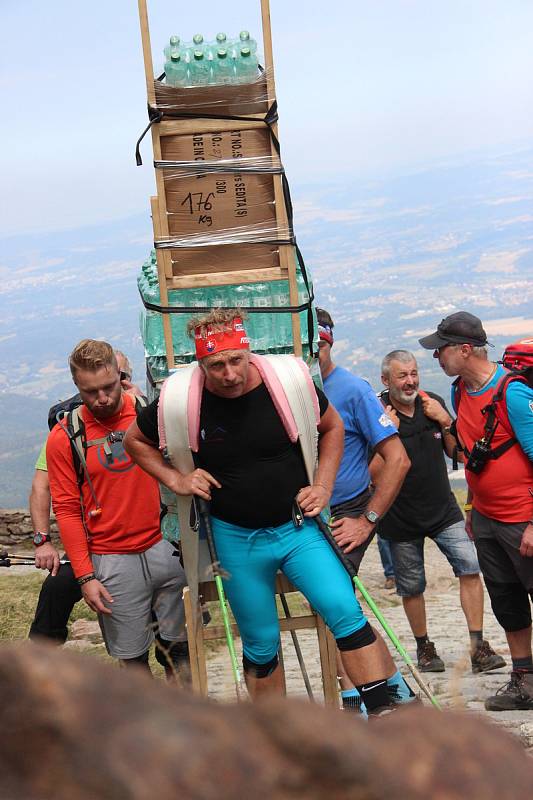 Slovenský horský nosič Vladimír Hižnay donesl na nejvyšší tuzemskou horu rekordních 165,5 kilogramu. Extrémní vynáška nákladu, kterou překonal dosavadní historické maximum, mu přitom trvala pouhé 2 hodiny a 29 minut.