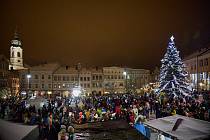 V neděli 3. prosince se rozzářil na Krakonošově náměstí v Trutnově vánoční strom.