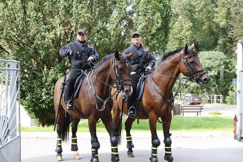 Na trutnovské faře vozíčkárům předvedli zásahy policisté na koních