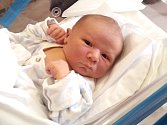 ŠIMON FRIDRICH se narodil 23. dubna ve 20.57 hodin rodičům Nikole a Lubošovi. Vážil 4,4 kg a měřil 54 cm. Doma bude rodina v Hajnici.