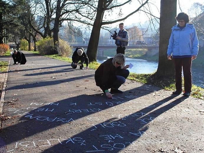 BÁSNĚ KŘÍDOU na chodník psali v semilském parku Ostrov hlavně mladí lidé, akce byla v režii knihovny.