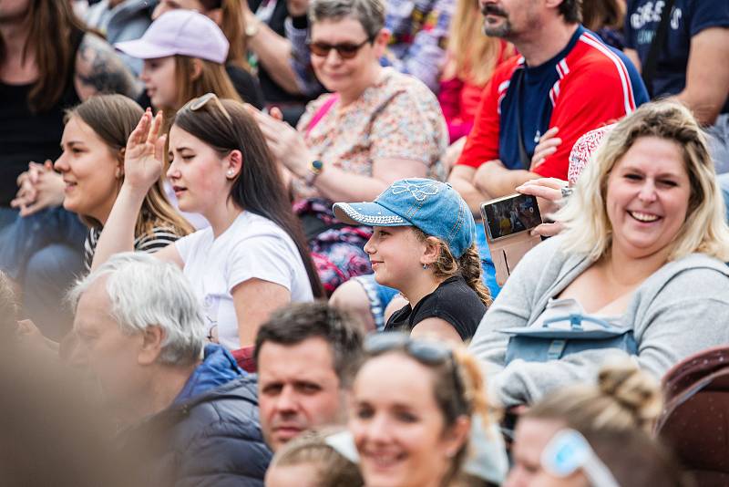 Hvězdy televizního seriálu ZOO zahájily letní sezonu v Safari Parku Dvůr Králové, Eva Burešová měla koncert.