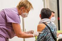 Při očkovacím maratonu v trutnovském Uffu si přišlo pro vakcínu proti covidu-19 2016 lidí.