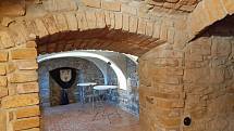Suterén, dřívější chlév historické roubenky, byl upraven do podoby sklepní vinárny. Obec pro něj hledá využití.