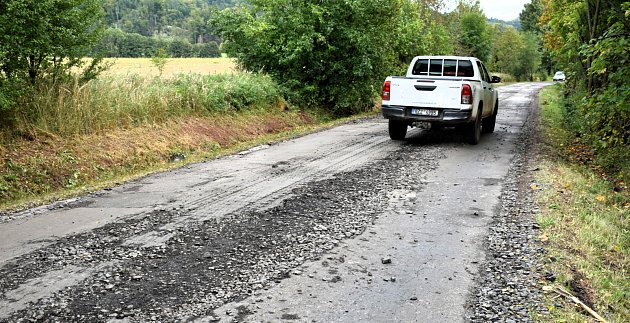 Silnice ve Vlčické ulici mezi Trutnovem a Vlčicemi je ve velmi špatném stavu, opraví ji Královéhradecký kraj.
