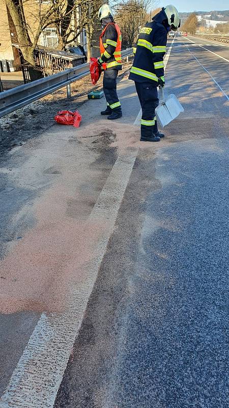 Při dopravní nehodě v Mladých Bukách se srazilo osobní auto s autobusem.