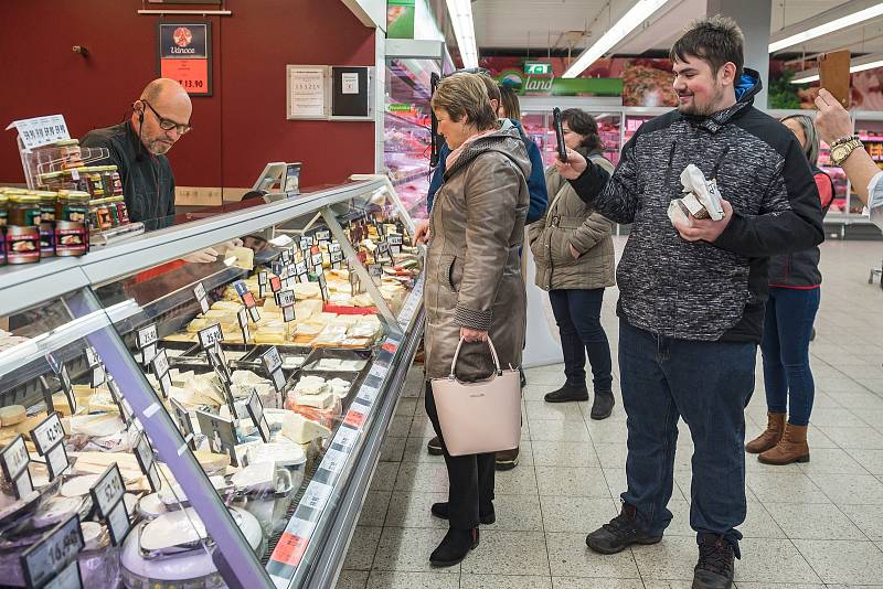 Známý šéfkuchař Zdeněk Pohlreich obsluhoval v sobotu zákazníky v trutnovském Kauflandu.