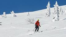 Slunečný víkend přilákal na hřebeny Krkonoš tisíce turistů, do terénu vyrazila řada skialpinistů.