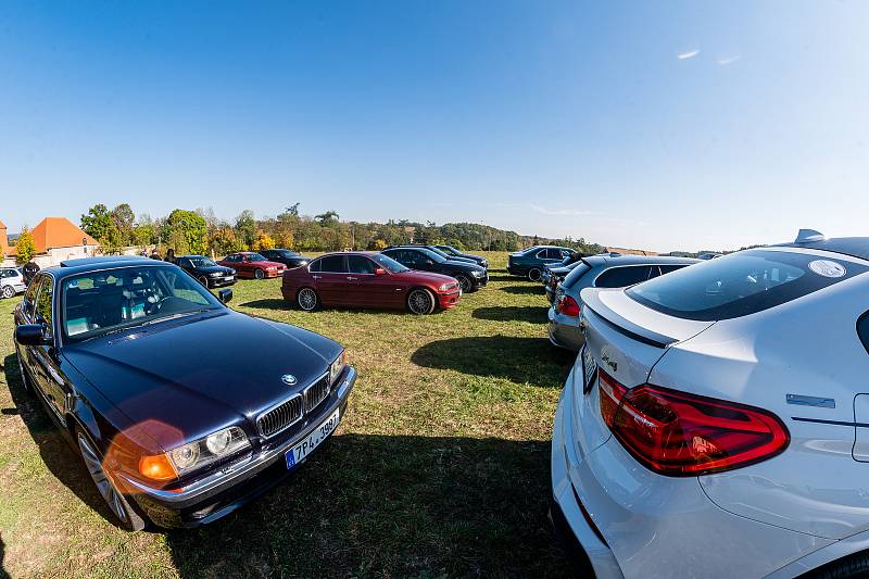 Setkání vozů BMW v areálu hospitálu Kuks.