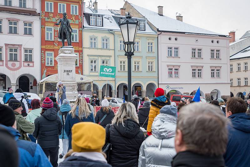 Demonstrace odpůrců protipandemických opatření v Trutnově na Krakonošově náměstí v neděli 23. ledna.