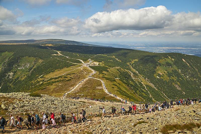 Sněžka je největším turistickým magnetem.